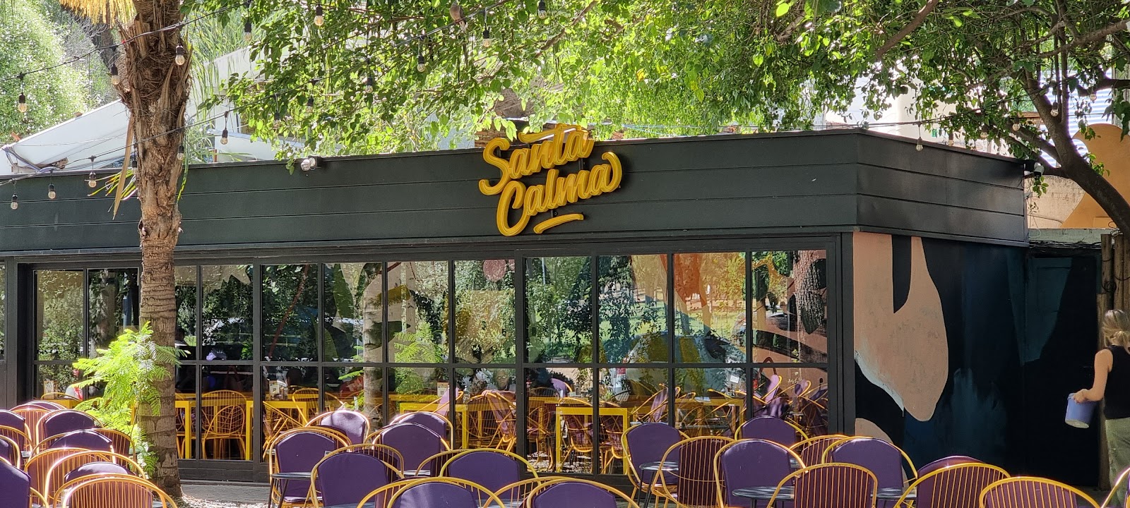 Frente de Santa Calma entre los árboles del Parque Sarmiento