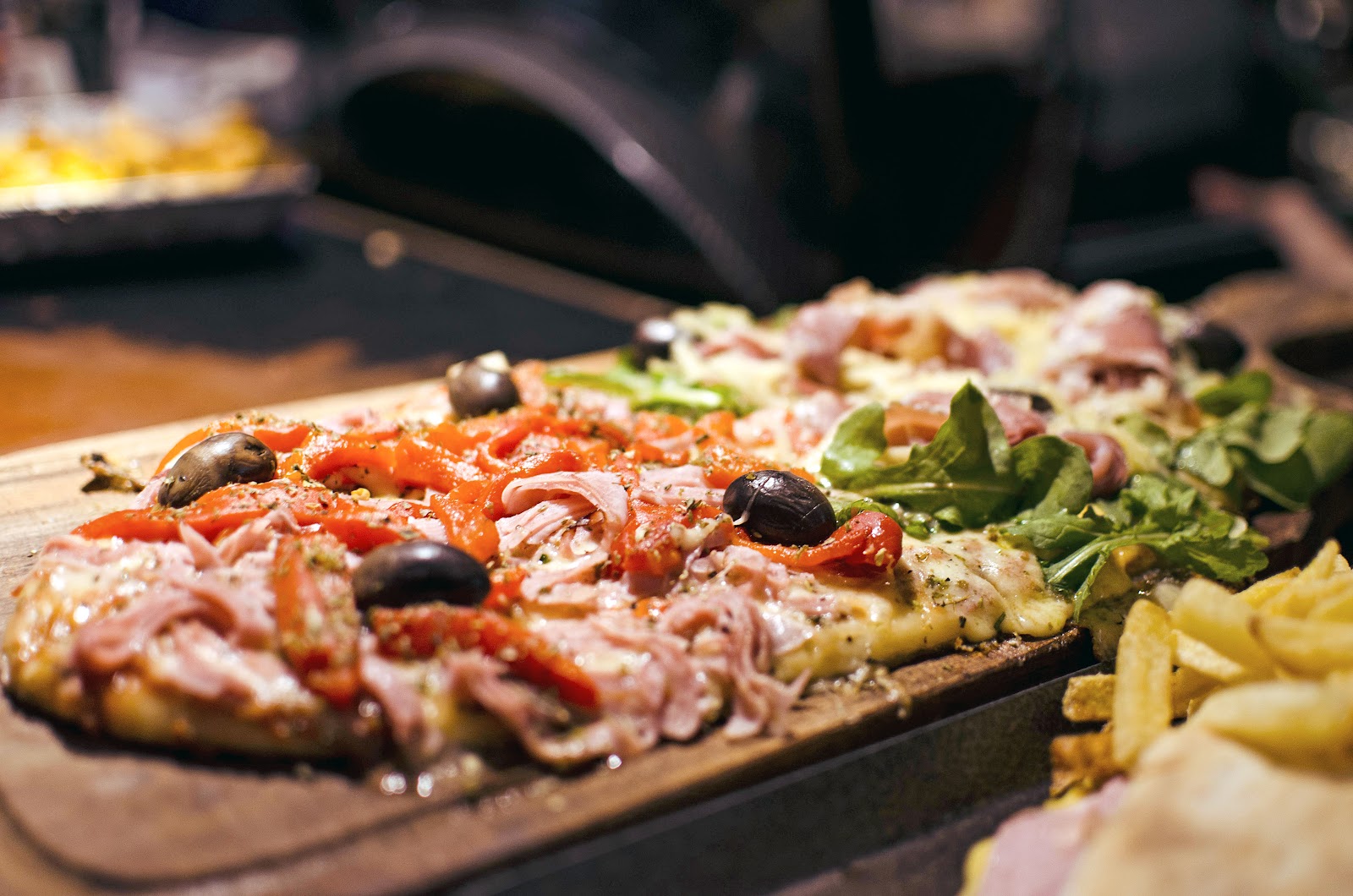 Pizza de masa madre servida en tabla de madera